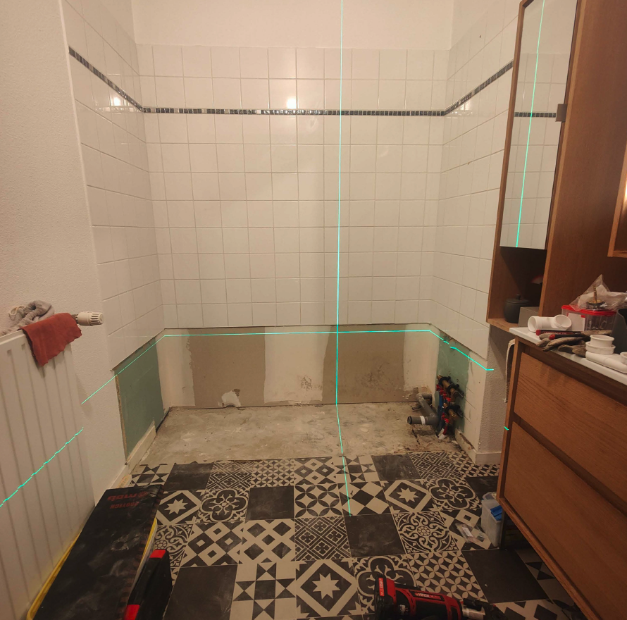 Rénovation Salle de bain en faïence effet marbre, avec remise aux normes de la nourrice.