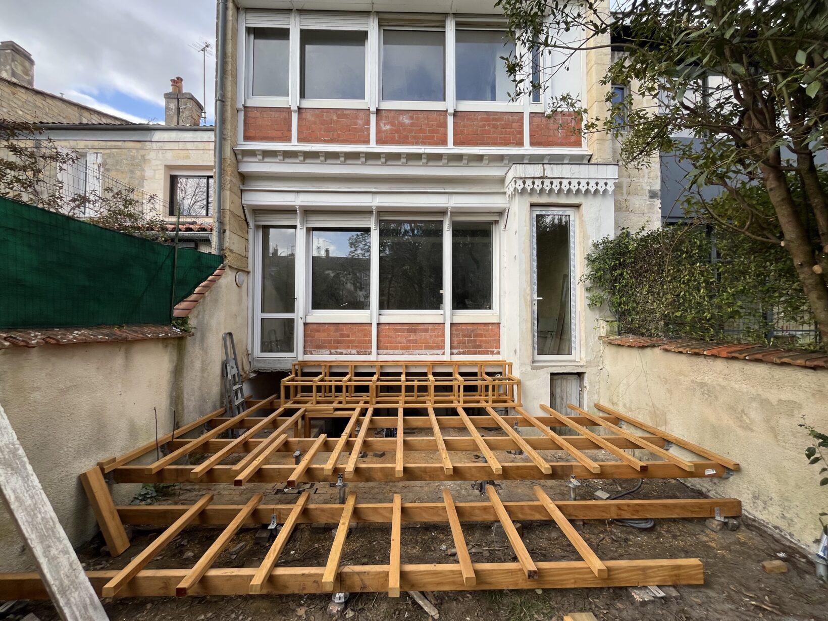 Terrasse en Bambou avec jardinières et escaliers intégrés