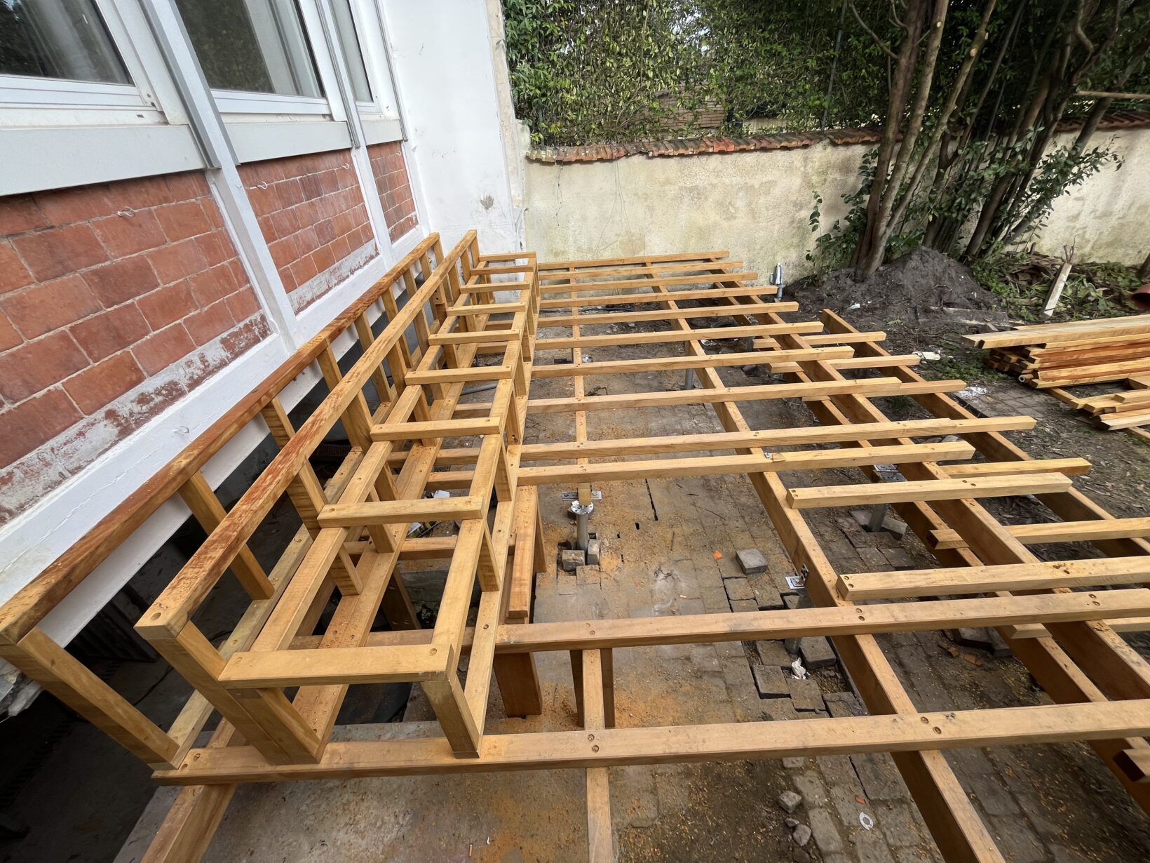 Terrasse en Bambou avec jardinières et escaliers intégrés