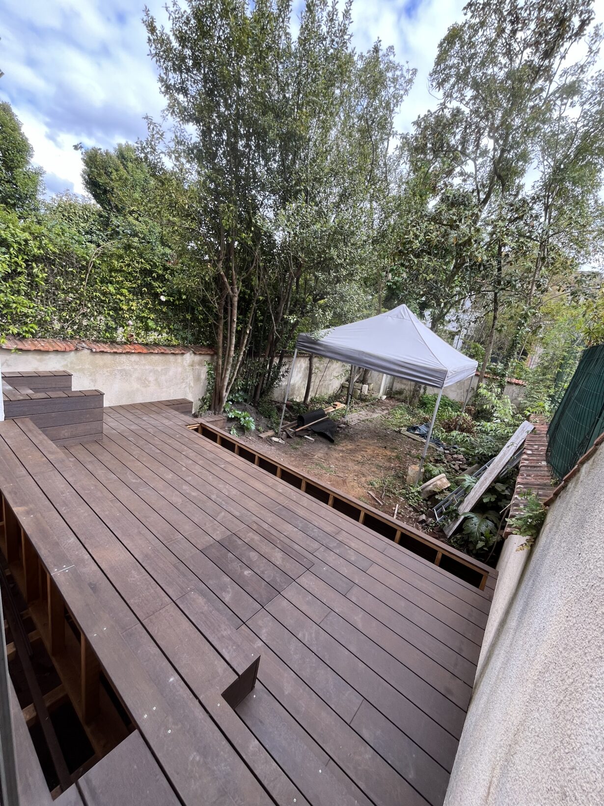 Terrasse en Bambou avec jardinières et escaliers intégrés