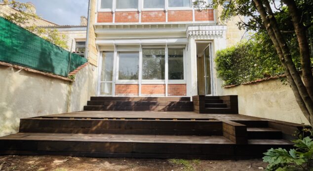 Terrasse en Bambou avec jardinières et escaliers intégrés