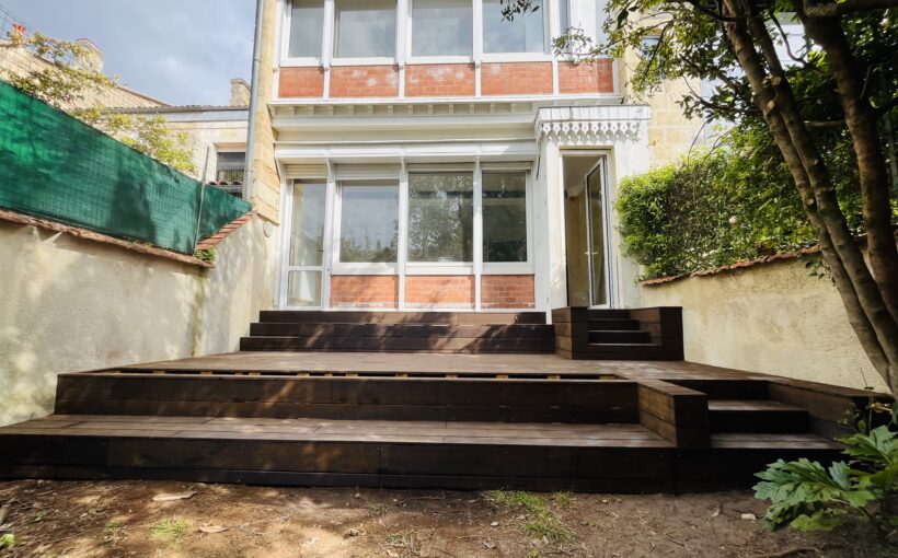 Terrasse en Bambou avec jardinières et escaliers intégrés