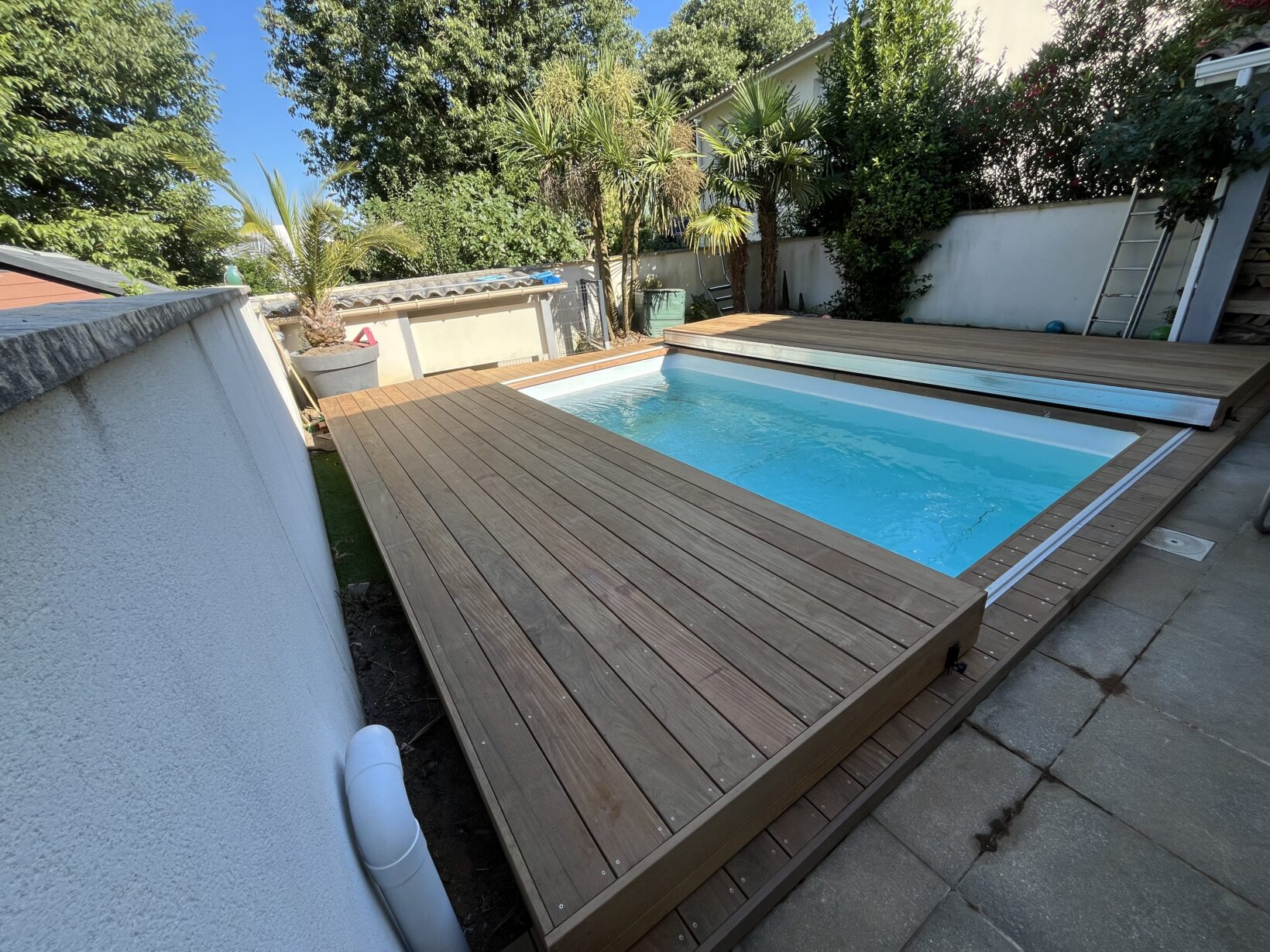 Habillage d’un Rolling Deck de Piscine en bois exotique