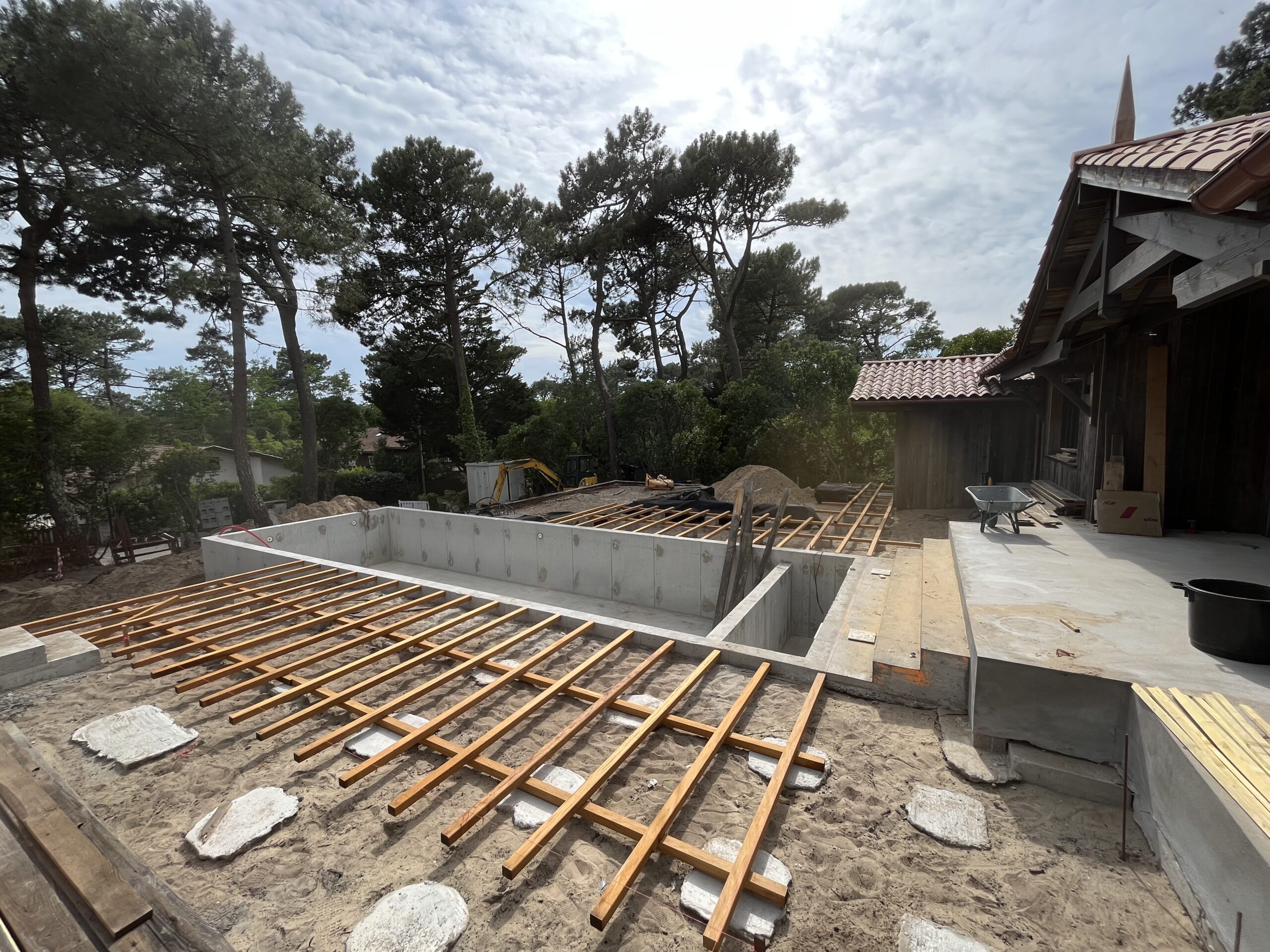 Magnifique Projet sur mesure : Terrasse bois exotique, piscine, allées, escaliers, balcons