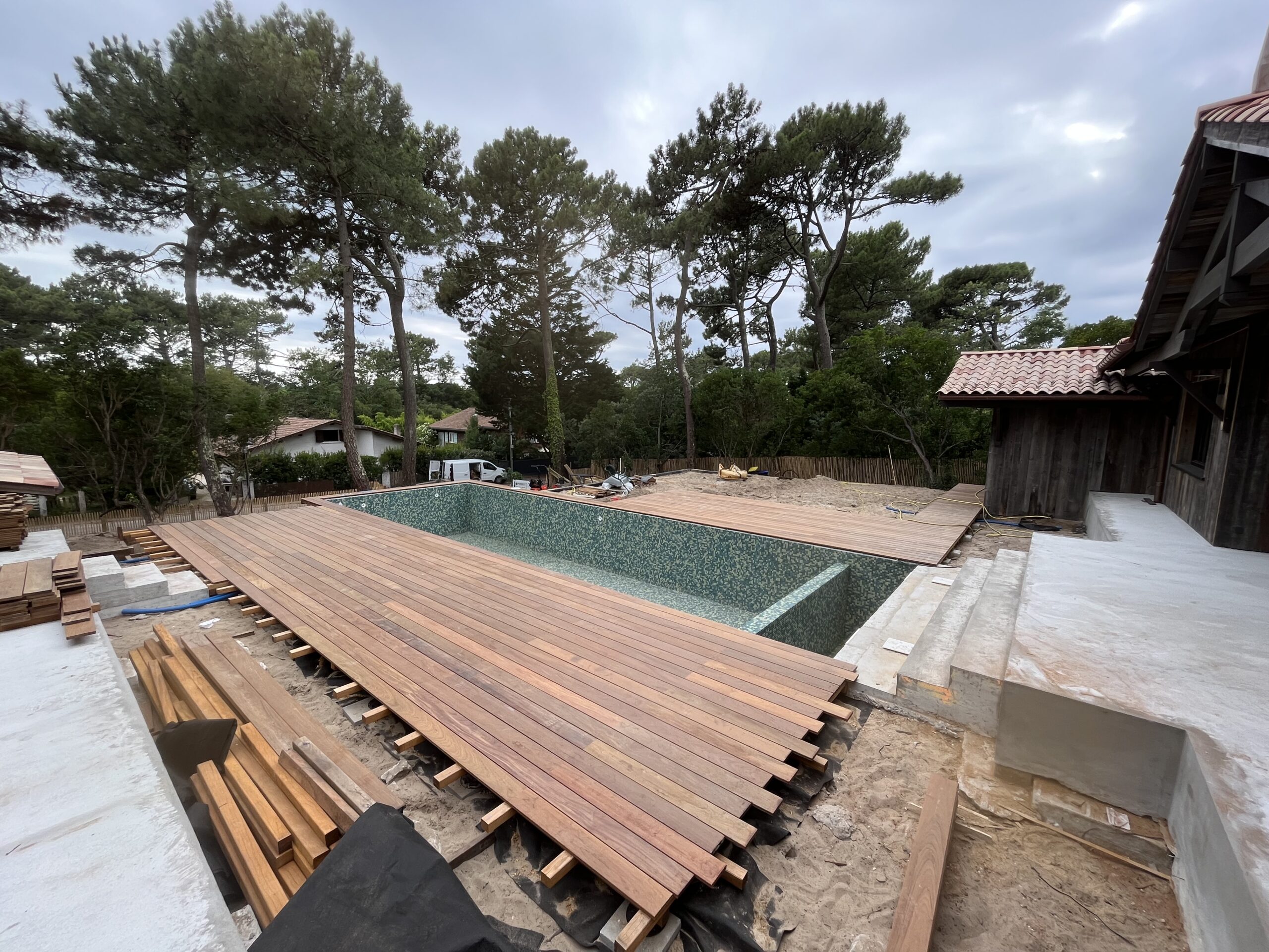 Magnifique Projet sur mesure : Terrasse bois exotique, piscine, allées, escaliers, balcons