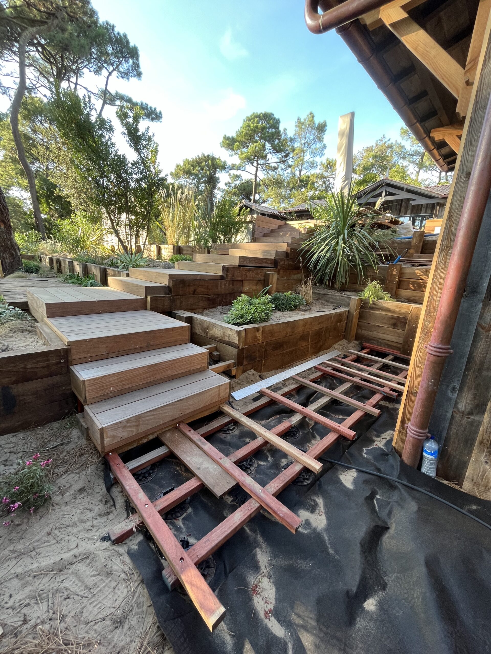 Magnifique Projet sur mesure : Terrasse bois exotique, piscine, allées, escaliers, balcons