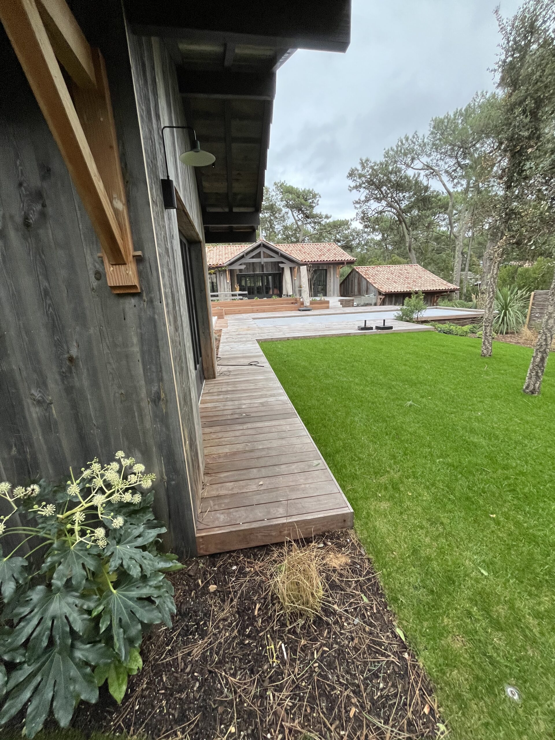 Magnifique Projet sur mesure : Terrasse bois exotique, piscine, allées, escaliers, balcons