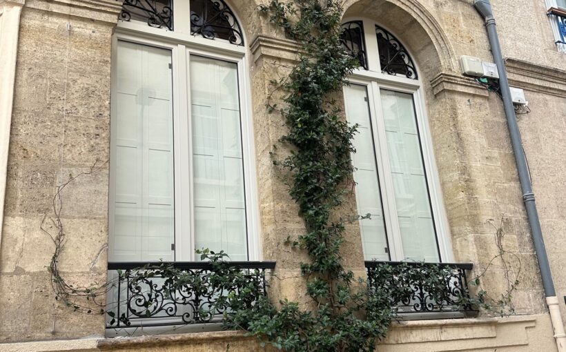 Installation de menuiseries bois traditionnelles en bois exotique avec reprise des anciennes grilles décoratives