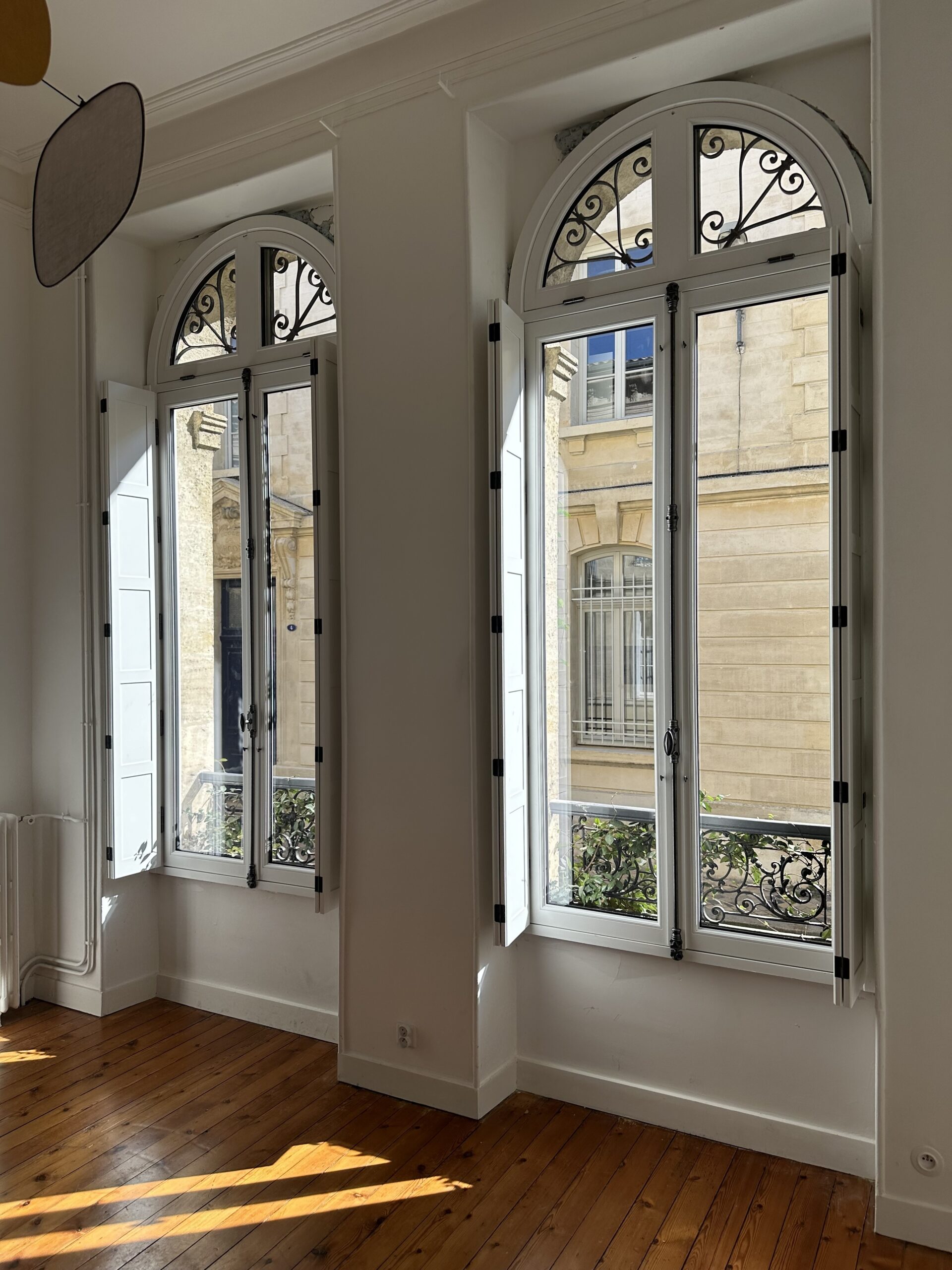 Installation de menuiseries bois traditionnelles en bois exotique avec reprise des anciennes grilles décoratives